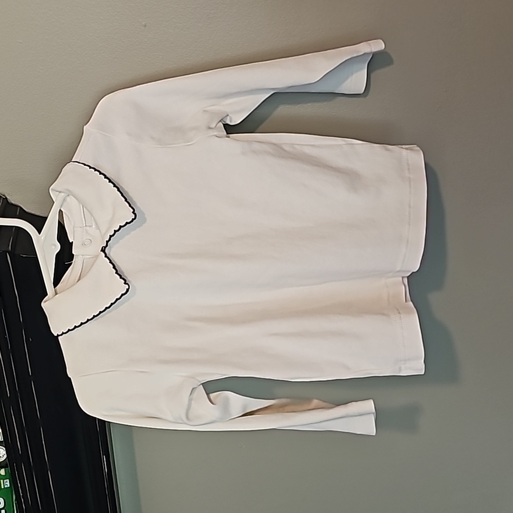 White shirt w navy stich
